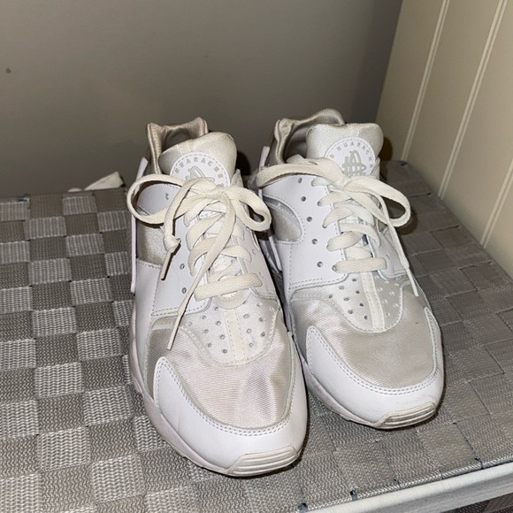 Nike Shoes - White huraches size 9